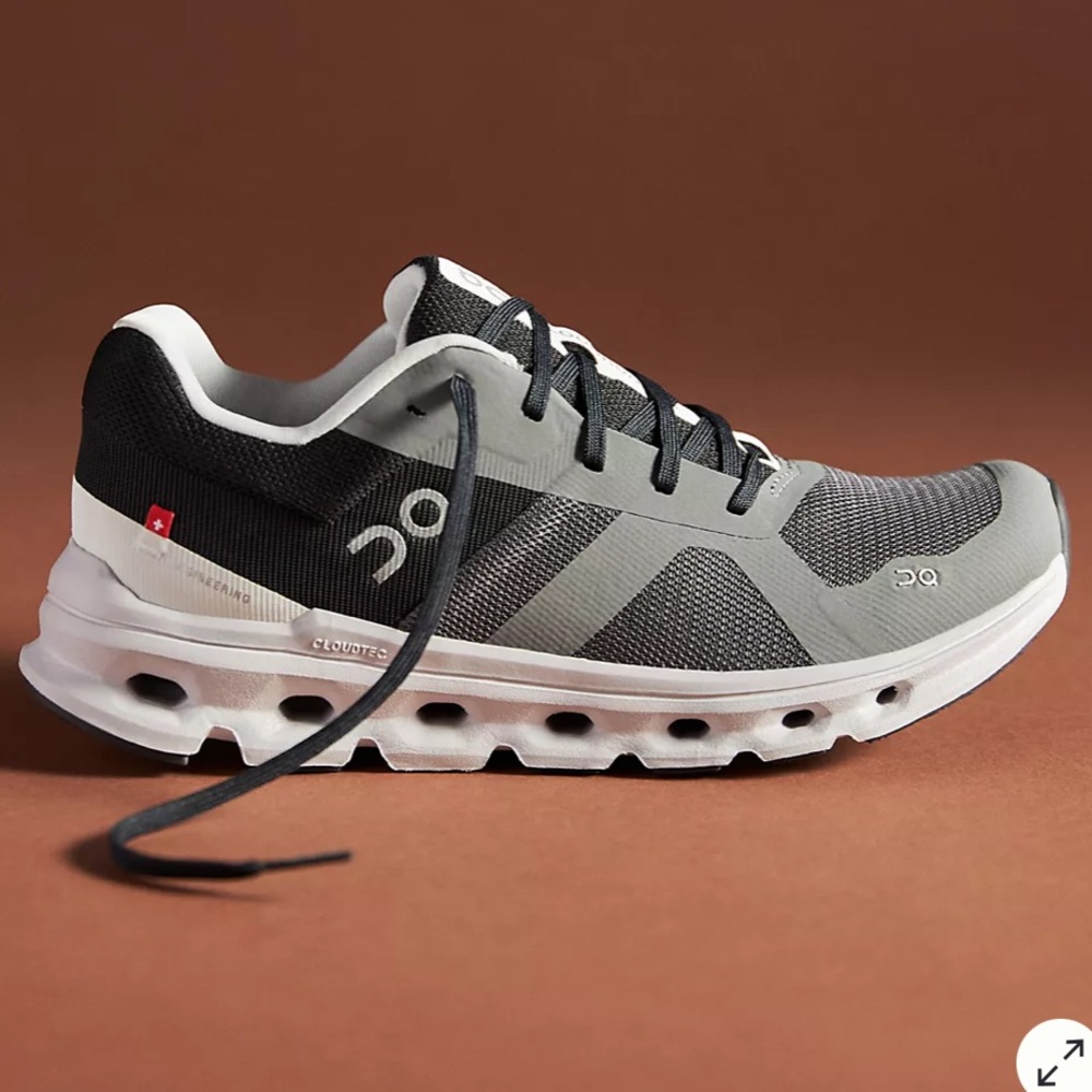 On running cloud runner sneaker